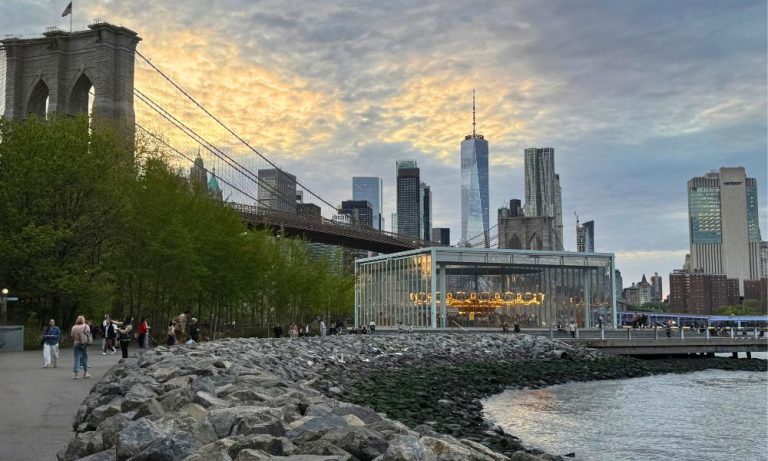 Skyline de Manhattan y puente de Brooklyn más carrusel desde Dumbo.