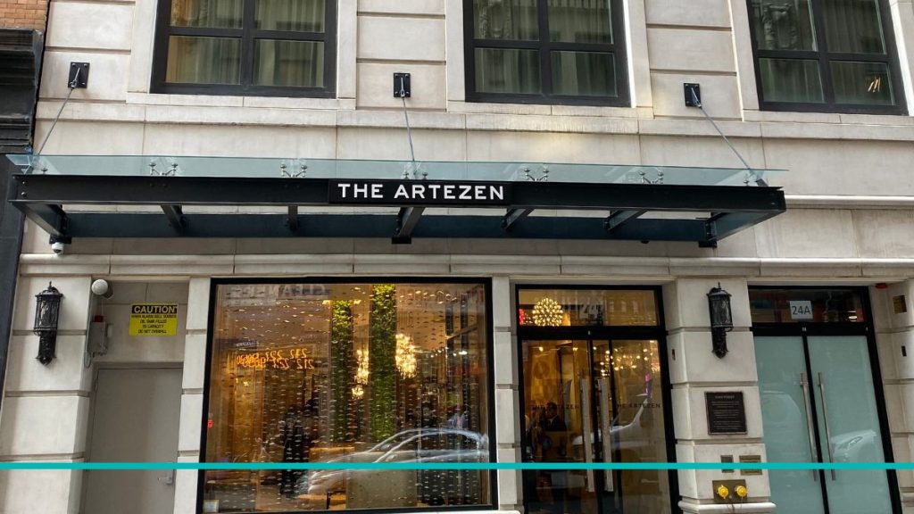 Fachada exterior y entrada moderna del Artezen Hotel en el Financial District de Manhattan.