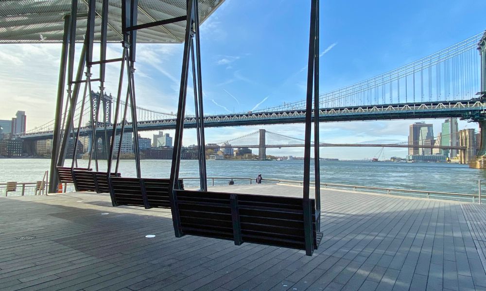 Pier 35 en el East River con hamacas mirando al Manhattan Bridge.
