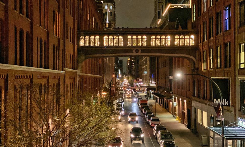 Skybridge de noche desde el High Line Park a la altura de Chelsea.