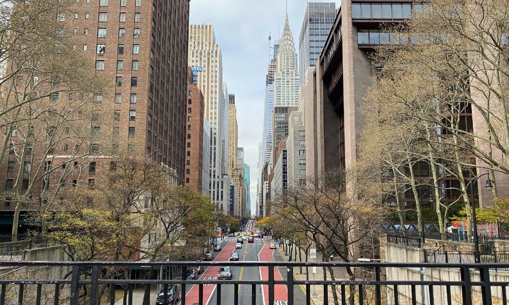 Vista de la calle 42 hacia el oeste desde el puente de Tudor city, chrysler building.