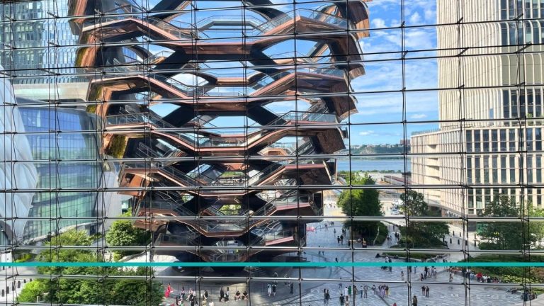 Vista del mirador Vessel desde los Shops de Hudson Yards.