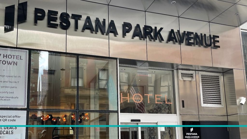 Fachada exterior y entrada moderna del hotel boutique Pestana Park Avenue en el Midtown East de Nueva York.