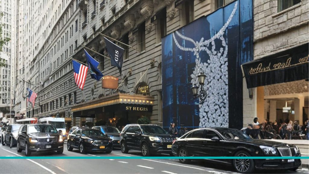 Fachada clásica y entrada con toldos del hotel St. Regis en la Quinta Avenida de Nueva York, símbolo del lujo en Manhattan.