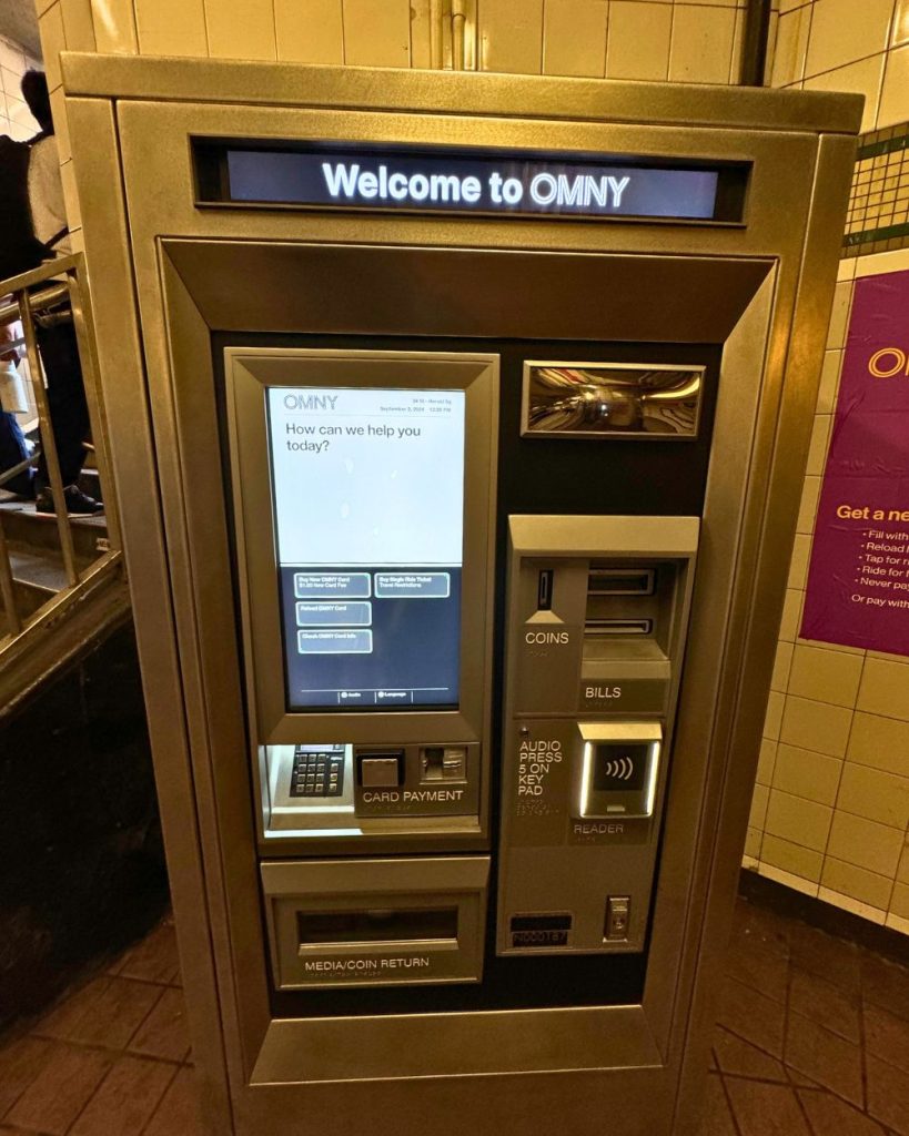 Vista de una máquina expendedora negra de OMNY en una estación del subte de Nueva York para comprar y recargar tarjetas físicas.