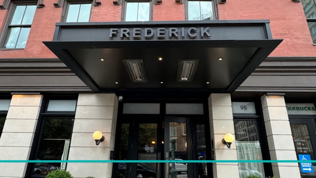 Fachada exterior de ladrillo y entrada principal del hotel boutique The Frederick en el barrio de Tribeca, Manhattan.