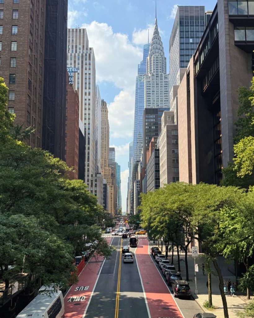 Perspectiva de la calle 42 desde el puente de Tudor City con el edificio Chrysler y el One Vanderbilt destacando en el skyline de Manhattan.