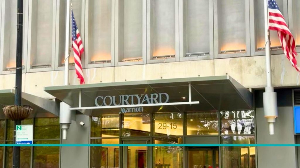 Fachada exterior del hotel Courtyard by Marriott Long Island City en Nueva York durante el día.