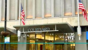 Fachada exterior del hotel Courtyard by Marriott Long Island City en Nueva York durante el día.