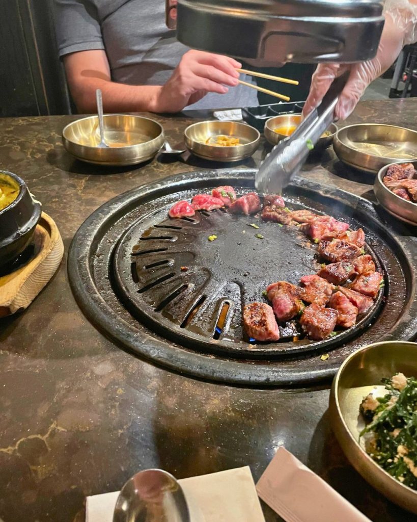 Korean BBQ, carne cocinandose en la mesa de un restaurante coreano en Manhattan