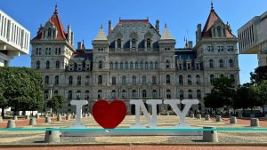 Edificio en Albany, Estado de Nueva York con cartel de I Love NY