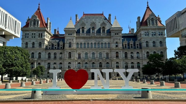 Edificio en Albany, Estado de Nueva York con cartel de I Love NY